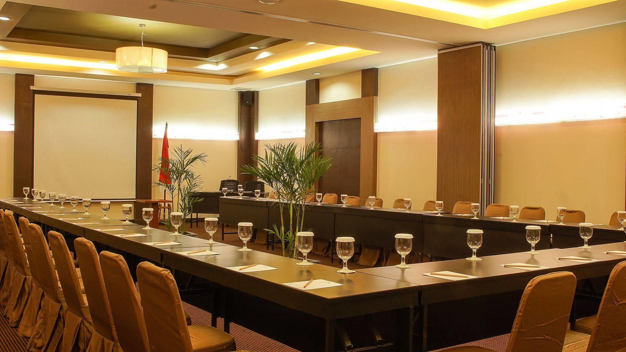 Sofyan Hotel Soepomo Jakarta Exterior photo